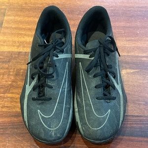 Nike phantom boys soccer cleats size 2.5
